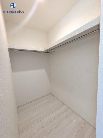 ●収納●　L字型ハンガーパイプ付きのウォークインクローゼット♪　ご家族分の衣類もたっぷり収納可能です♪