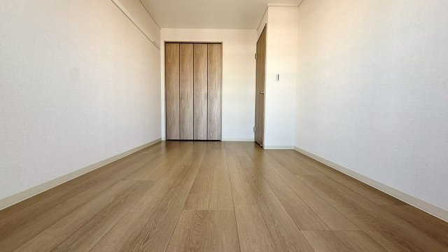 バルコニーに面した北側6帖洋室にはクローゼット収納もついており、個室