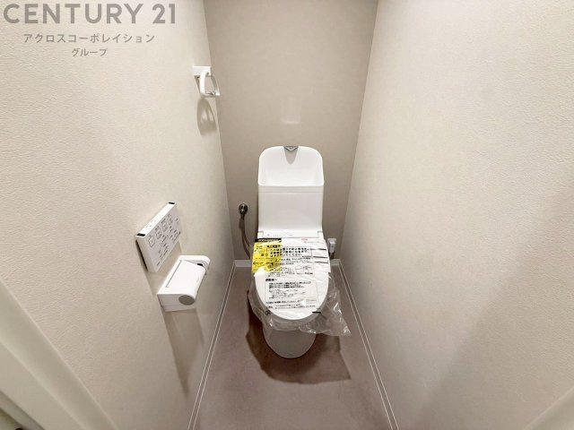 温水洗浄便座付トイレは温水洗浄機能により、暖かい水でおしりを洗浄することができ、冷たい水を使う従来の便座に比べ、温水洗浄機能で暖かいトイレを提供し、快適な使用を可能にします。