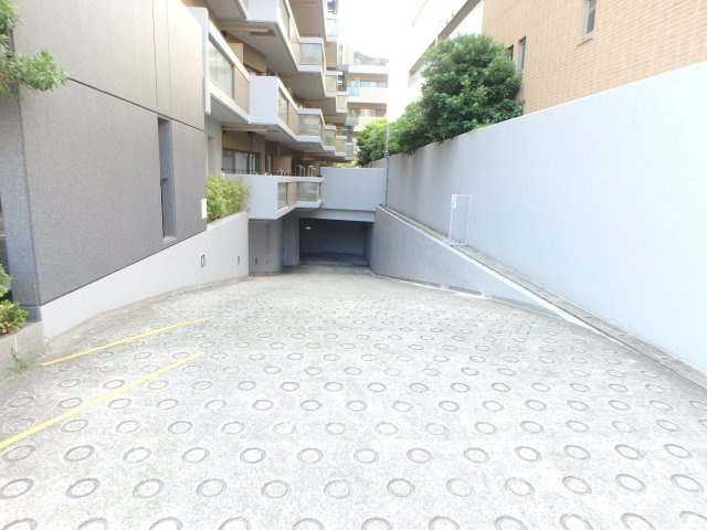 地下駐車場入口