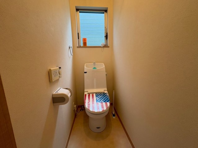 2階にもトイレを設置しており、朝の混雑時間帯や就寝時も安心です。窓付きで圧迫感がなく、明るく清潔な空間となっています。各階にトイレがあることで、生活動線の良さを実感することができます。