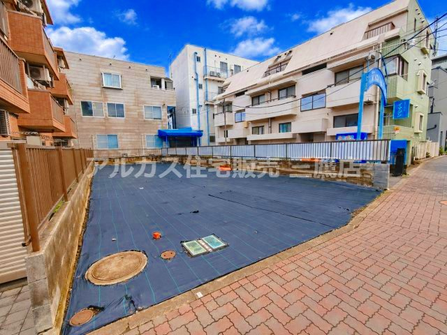 全面に防草シートが敷かれた整形な敷地スペース。道路に面しており、建築プランが立てやすい平坦地です。