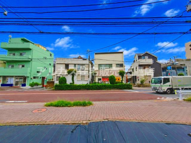 敷地内から見た前面道路の様子。幅員にゆとりがあり、向かいの建物との距離も取られているため視界が開けています。