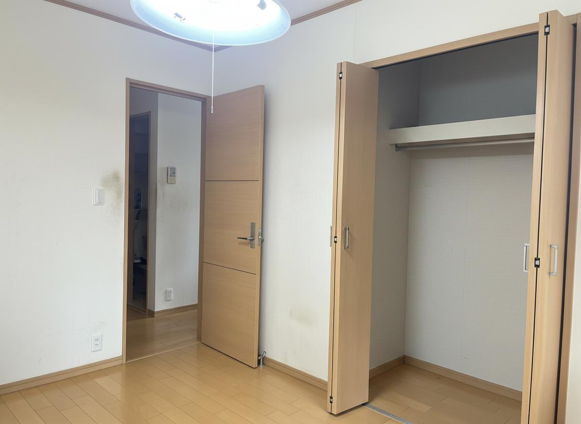 本画像は家具・荷物をCG加工により消去したものです。収納力のあるクローゼット付き洋室。お部屋をすっきり使え、主寝室にもおすすめです。