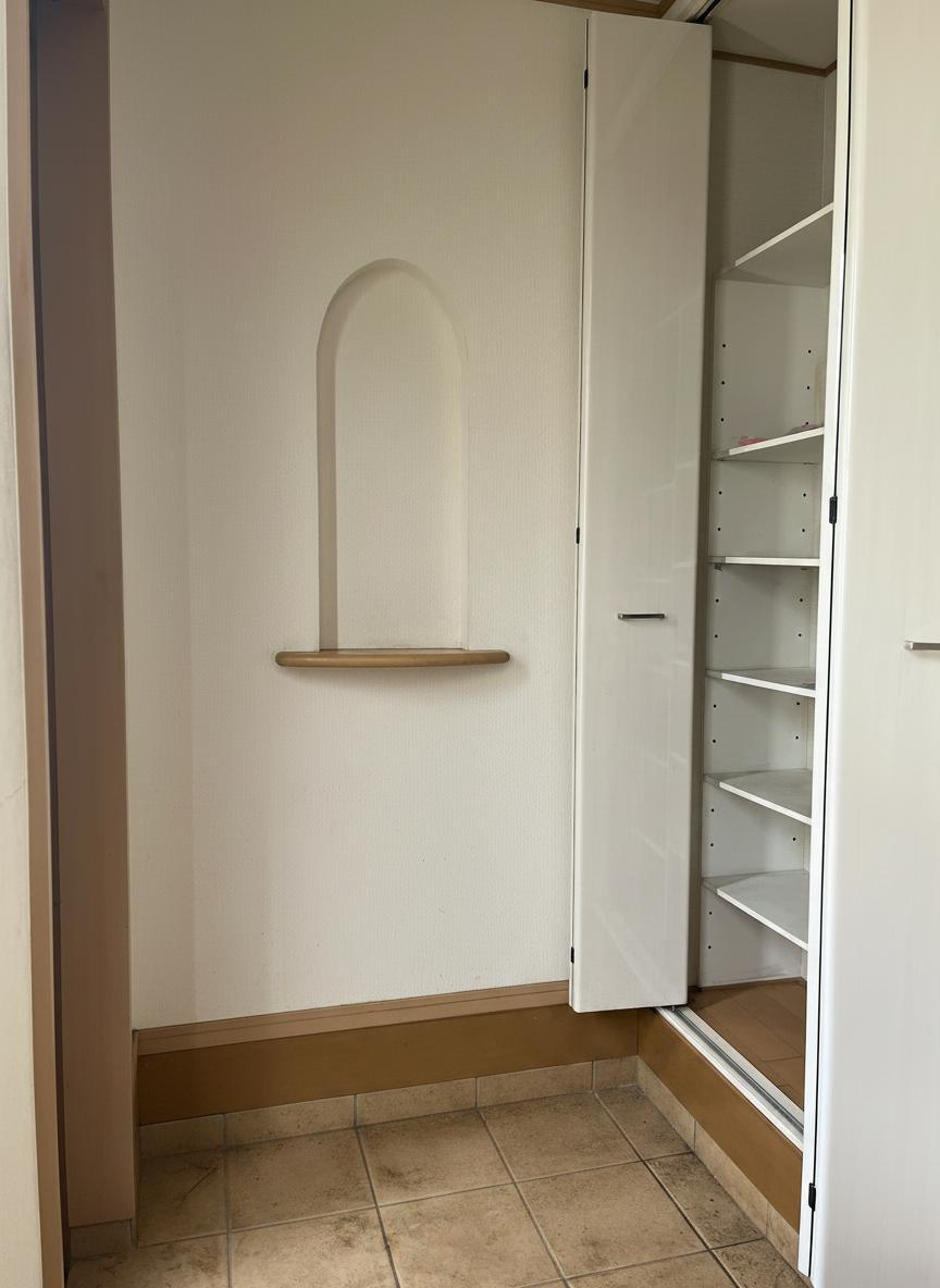 ※本画像は家具・荷物をCG加工により消去したものです。シューズボックス付きで玄関まわりもすっきり。収納力があり来客時も好印象です。
