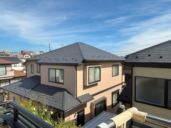 東側眺望。前面の建物と距離があり、陽当たり良好です。