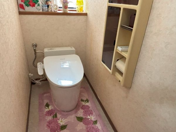 温水洗浄機能付きの1階トイレです。