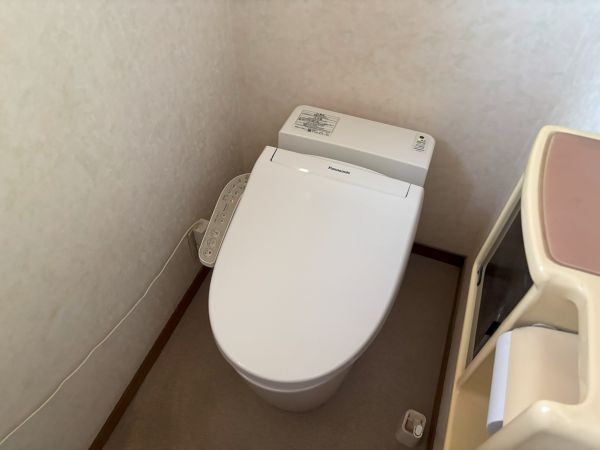 2階トイレ。こちらも温水洗浄機能付きです。