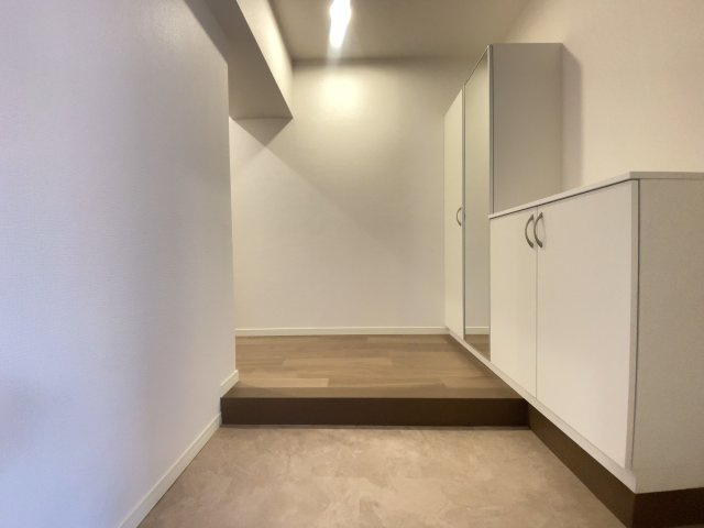 【リノベーション仕様】玄関入るとお洒落で綺麗なナチュラルの色彩です。