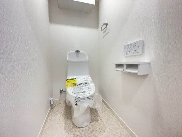 【新品】新品交換したトイレは清潔で温水洗浄便座付きです。