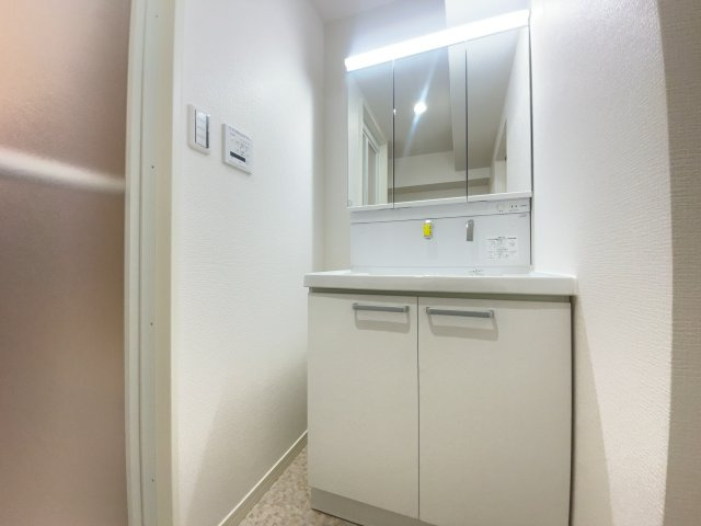 【新品】便利な三面鏡と整理整頓がしやすい収納スペースも豊富にあります