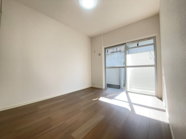 【リノベーション仕様】バルコニーに面した洋室はとても明るくお子さんのお部屋にぴったりです。