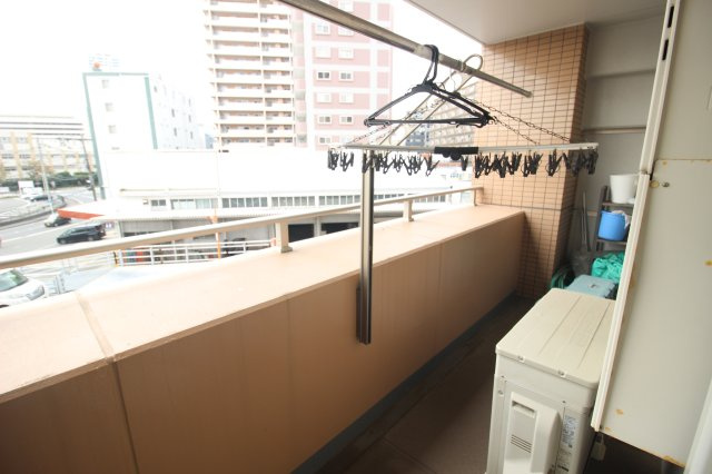南西側バルコニー。目の前は遮る物がなく、風通し、日当たり、眺望良好の三拍子揃ったおすすめ物件です。