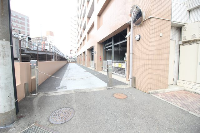 敷地内駐車場。空き状況は日々変動いたしますので、随時管理人への確認が必要となります。