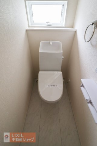 細かな温度調節ができ、清潔・快適に使用できる温水洗浄機能付トイレを採用しています。