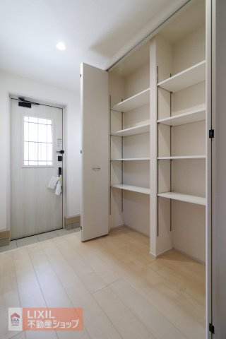 シンプルで飽きの来ないデザインの玄関。壁面収納にすることで全体的にすっきりとした印象です。