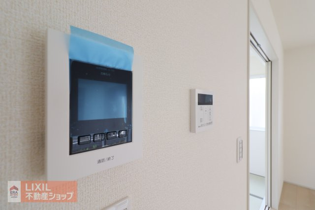 モニター付きインターホンです。玄関まで行かずに訪問者の姿を確認できるだけでなく、防犯にもつながるとても便利なアイテムですね。