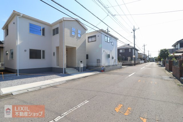 前面道路の現地完成写真です。ゆとりのある道幅や楽々駐車など、現地でご確認ください。