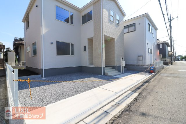 ゆったりとした駐車スペースです。実際のお車の車種とあわせて現地でご確認ください。