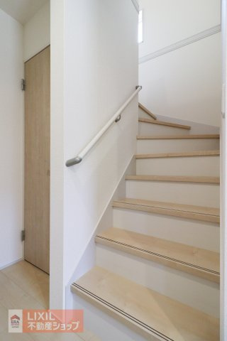 階段は手すり付き・折り返し設計。安全性の確保はもちろんのこと、住む人にとって上りやすく不便を感じない造りです。