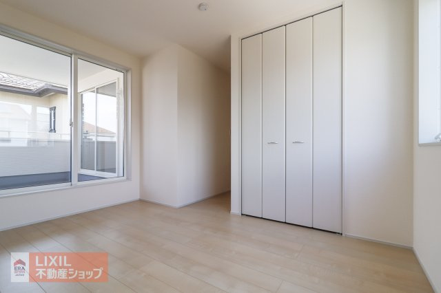 南に面した洋室は陽光ふりそそぐ明るい室内、2面採光で明るい印象の空間で開放感があります。