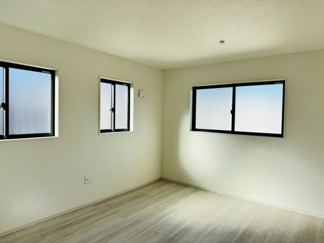 ～2階10.8帖の洋室　5.4帖ずつの洋室2部屋に間仕切りが可能な2ドア1ルーム仕様～