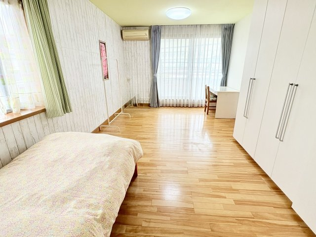 2階東側の子供部屋。可動式の収納で広々12帖の洋室とするもよし、6帖2部屋にすることもできます。