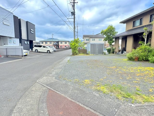南東角地で南側道路の幅員は約7.3ｍ、東側道路の幅員が約9.0？。道路も広くて安心です。
