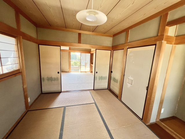 普段は寝室やくつろぎの場所に、来客時には襖を閉めて個室として使うなど、用途に応じた使い分けが可能。畳の上で足を伸ばし、ゆったりと過ごせる住空間です。ご家族の暮らしに合わせた活用ができます。