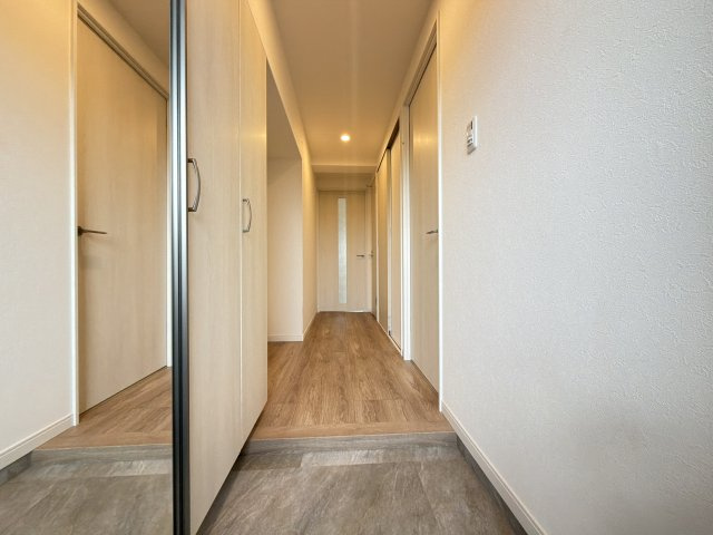 【リノベーション仕様】玄関入るとお洒落で綺麗なナチュラルの色彩です。