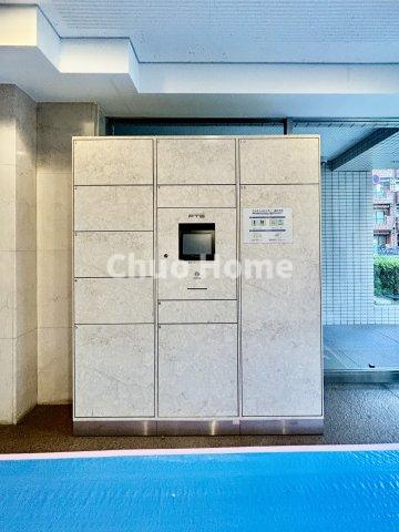 【宅配ボックス】在宅時・不在時に関わらず、居住者の代わりに非対面で宅配物を受け取ってくれる便利な設備です。わかりやすくご説明致しますので見学時にはお部屋だけではなく共用部分もぜひチェックしてください。