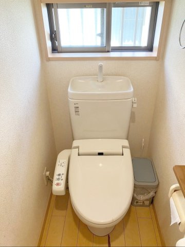 ウォシュレット付きのトイレです！手軽に換気ができる窓があります！