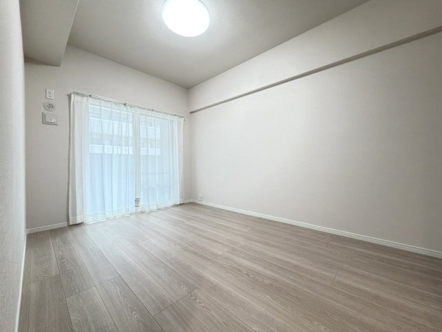 【リノベーション仕様】バルコニーに面した洋室はとても明るく、お子さんのお部屋にピッタリです。