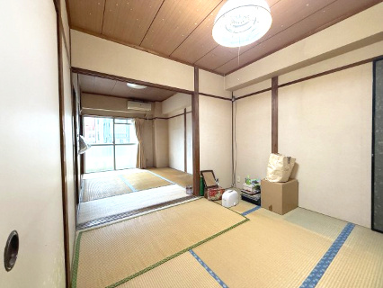 玄関横の和室は窓がありませんが、隣接する和室とつなげることで明るさが室内に届きます。