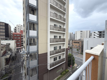 全面にマンションがありますが目線はそれほど気になりません。