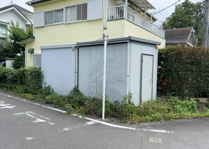 土地の形が極端に長細かったり、狭小地、あるいは道路との高低差がある傾斜地だった場合、後々売ろうとしても買い手がつかない場合もあります。後々、売却することになった時に価値の下がらない土地を選びましょう。