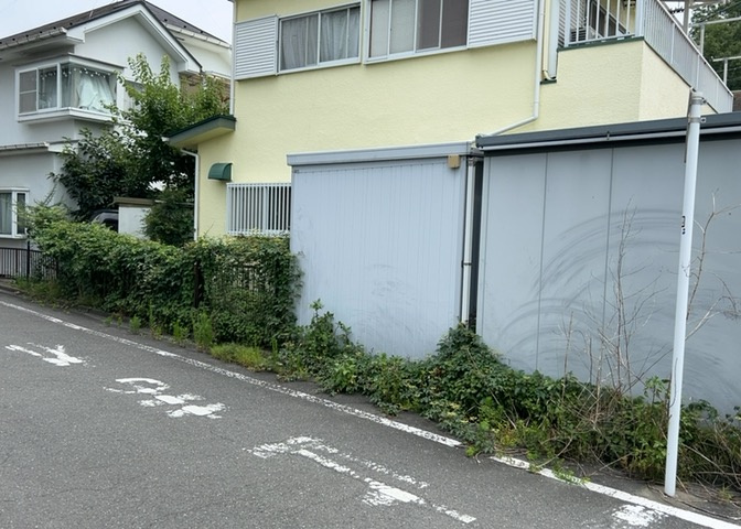 土地の面積＝住宅面積ではありません。建ぺい率の問題などで、土地のある場所によって住宅を建てられる面積は限られています。高さもしかり、「土地」という言葉の中には、建築条件も含まれると考えておきましょう。