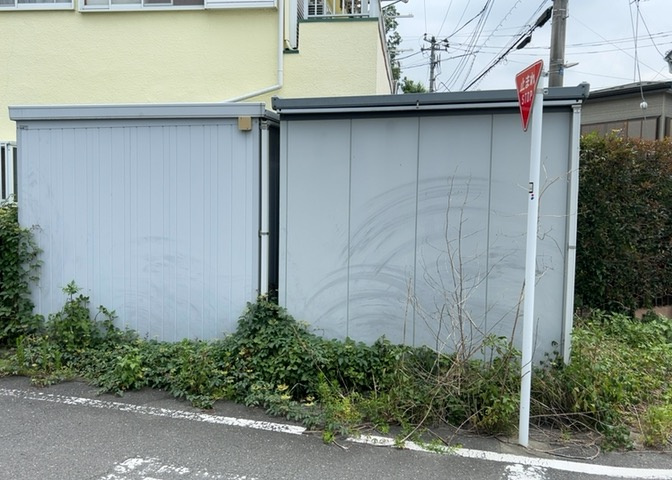 家を建てる場合、方位は要チェックです。現実的に日当たりのよい家ならばリビングは南側、建築基準法でも北側に当たる家への配慮は求められています。土地を見学に行く際は、方位磁針を持って行くようにしましょう。