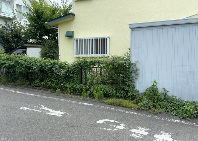 土地を買う際、住む地域の自治体や福祉の補助制度にも注目してみましょう。子供や老人の医療補助やゴミ出しのルールなど、自治体によってルールに大きな違いがあるため、暮らしやすい土地で判断するとよいでしょう。