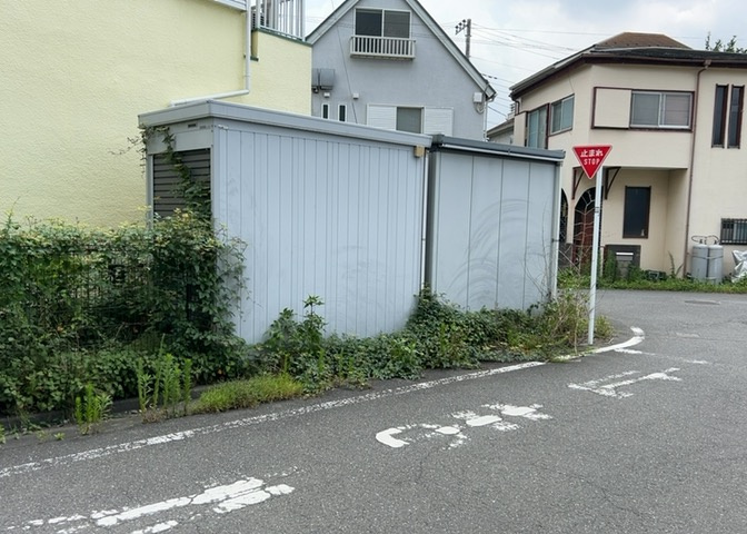 土地の前の道路に消火栓が設置されていることがあります。この場合、道路交通法第45条第1項により、駐車禁止の場所が指定されています。そのため、車庫などの駐車スペースをつくることができない場合があります。