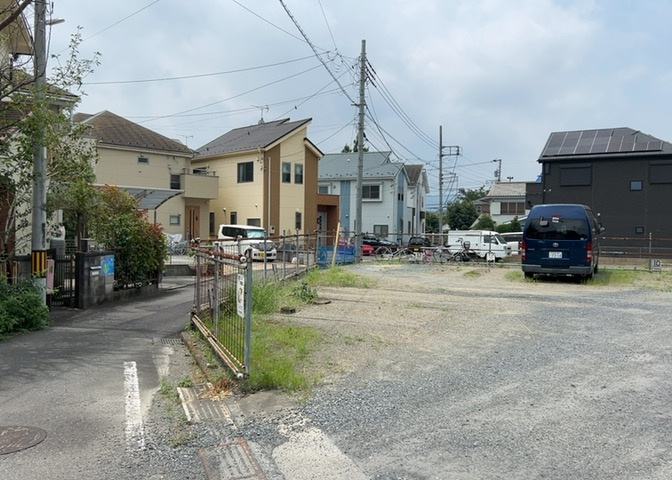 現地に行くなら、物件の周囲の地形がどうなっているかを見ることも大切です。周辺より低くなっている土地では、大雨などで水が集まりやすいため、地盤が弱くなっているということも考えられるため、注意が必要です。