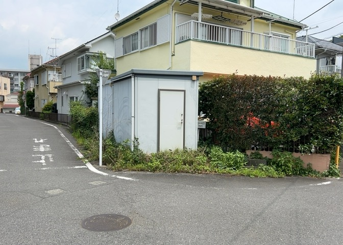 隣家の土地はどうなっているのか、生活利便施設が近くにあるのか、学校まで近いかなど、お客様のライフスタイルにあわせたイメージが重要です。また、近くにあると困る施設が近くにないかも確認するといいでしょう。