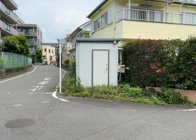 土地購入を検討されている場合、境界杭がない状態で購入してしまうと境界確定測量をする必要があり、費用がかかります。購入の前に、売主、隣土地所有者立ち合いのもと境界を確定し境界杭を設置するのがベストです。