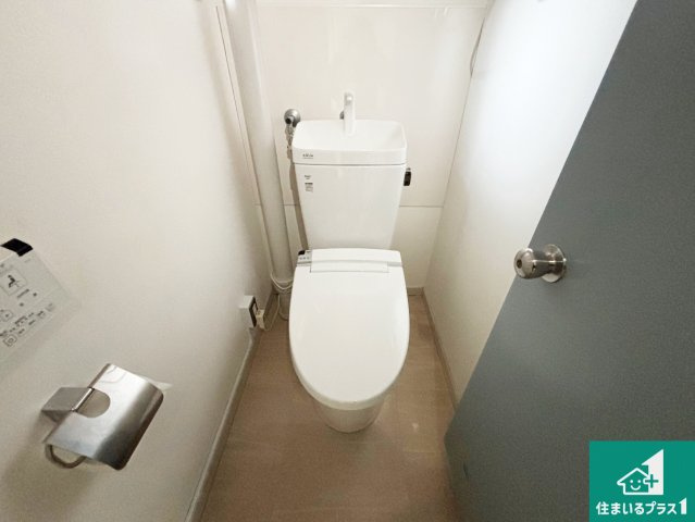 シンプルで清潔感のあるトイレです。