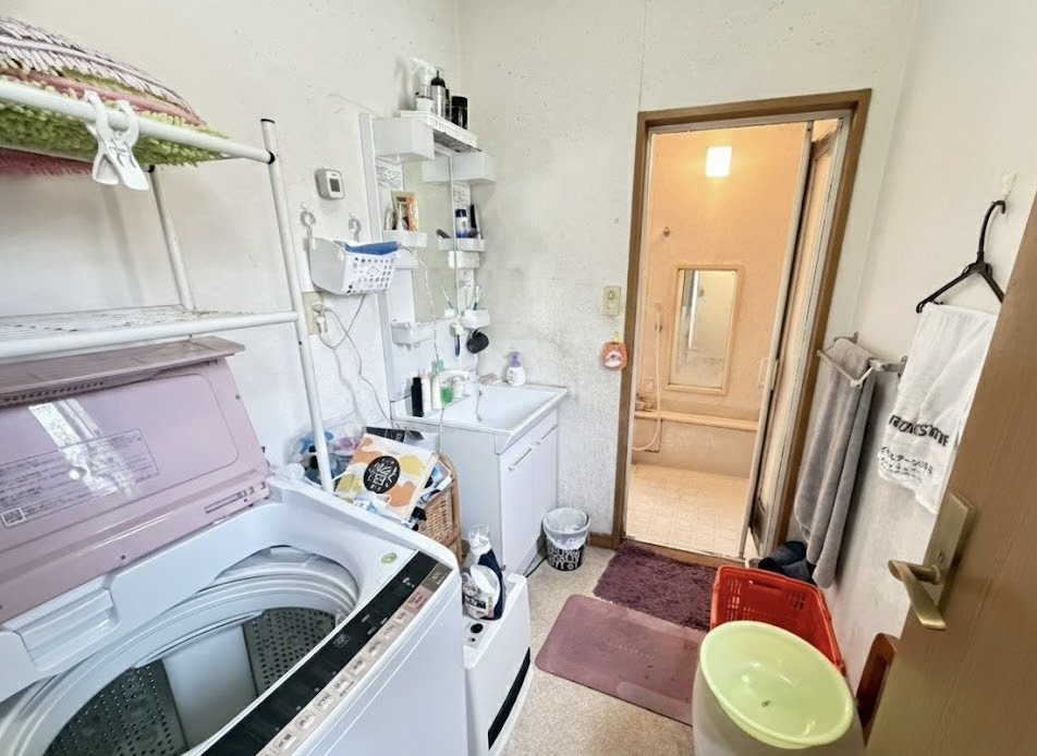 ゆとりある広さの洗面脱衣室は、洗濯機置場と洗面台をしっかり確保。収納棚も設置できるスペースがあり、タオルや日用品を整理整頓しやすい間取りです。浴室への動線もスムーズで、毎日の身支度が快適に行えます。