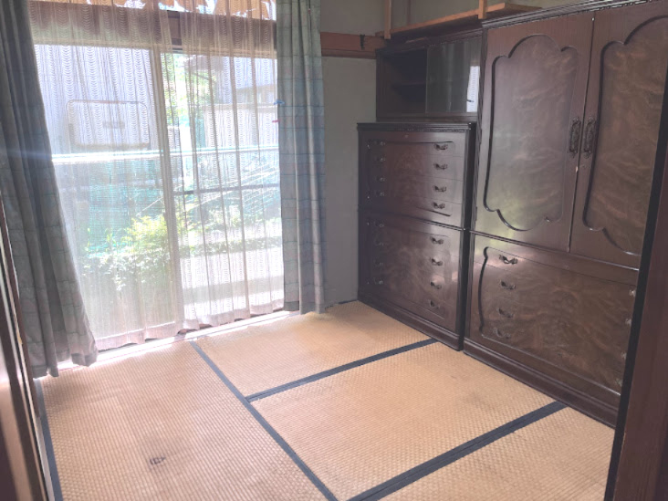 畳の部屋から庭の様子が見えます
