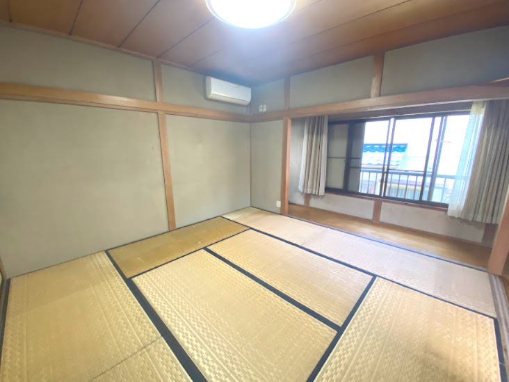 2階は8帖の広々和室。窓も大きく明かりが入りやすいため天気のいい日は電気を付けなくてもいいかも…