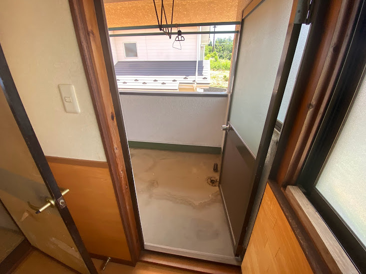 洗濯物は屋根付きのため多少の小雨でも干せます