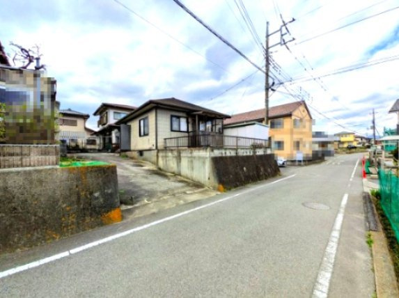 前面道路と高低差があるので、窓越しの視線も気になりにくいです。