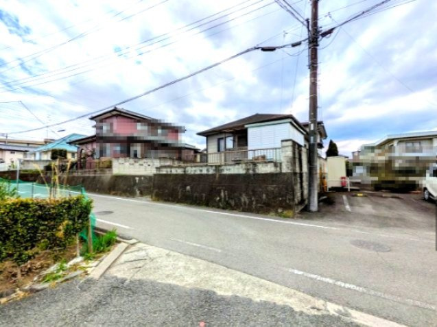 高低差により、角地のような陽当り・風通り良好な立地です。